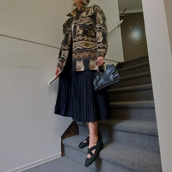 Wolf Patterned Button-Up Fleece Shirt - Picture 5 of 12